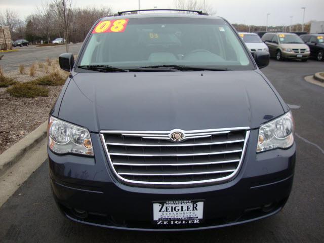 Chrysler Town and Country 2008 photo 2
