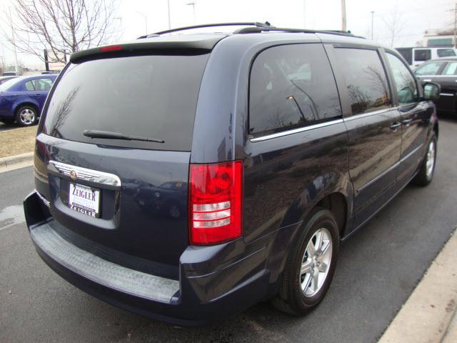 Chrysler Town and Country 2008 photo 4