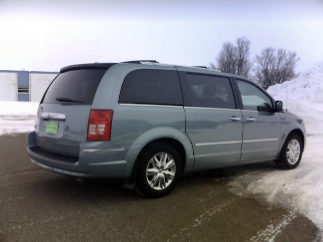 Chrysler Town and Country SLT 25 MiniVan