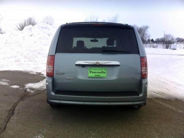 Chrysler Town and Country 2008 photo 3