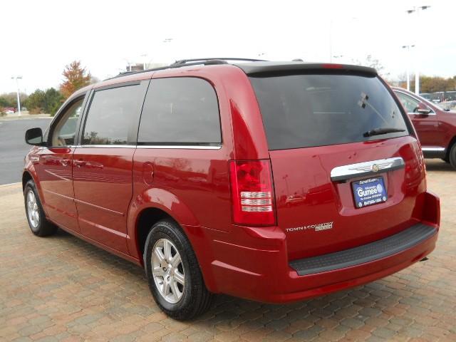 Chrysler Town and Country 2008 photo 3