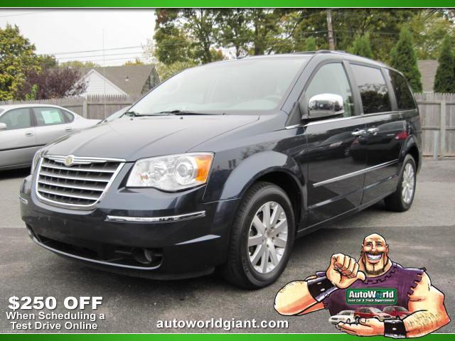 Chrysler Town and Country 2008 photo 2