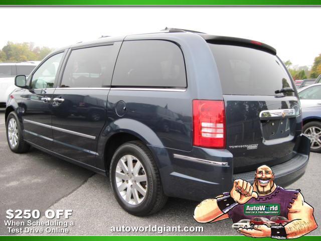 Chrysler Town and Country SLT 25 MiniVan