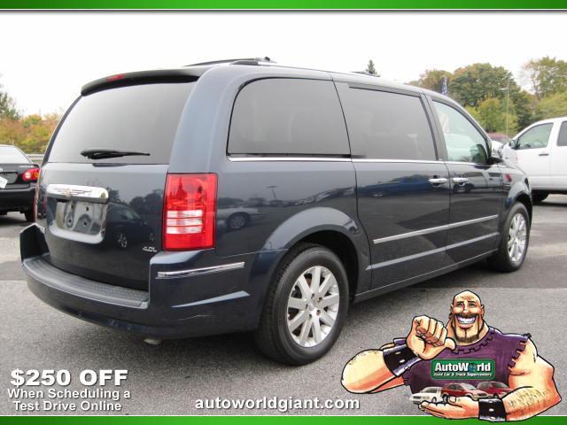 Chrysler Town and Country 2008 photo 1