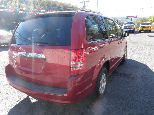 Chrysler Town and Country 2008 photo 2