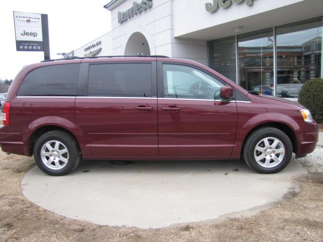 Chrysler Town and Country 2008 photo 1