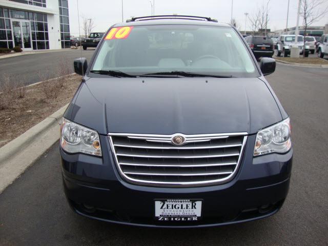 Chrysler Town and Country 2008 photo 2