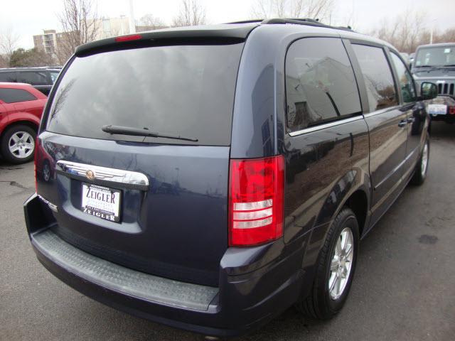 Chrysler Town and Country 2008 photo 4