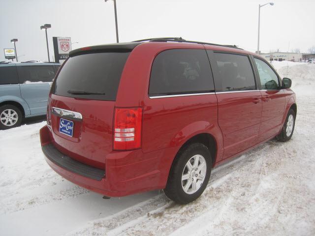 Chrysler Town and Country 2008 photo 2