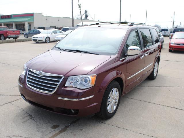 Chrysler Town and Country SLT 25 MiniVan