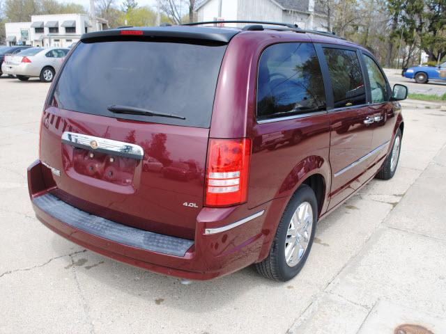 Chrysler Town and Country 2008 photo 3
