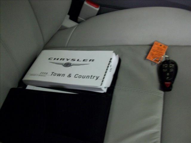 Chrysler Town and Country 2008 photo 3