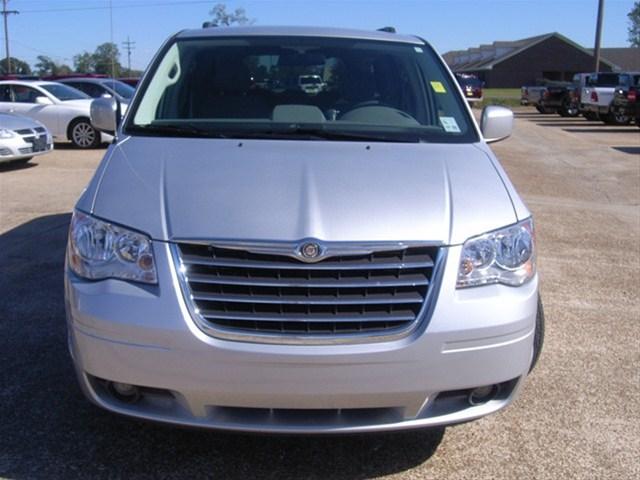 Chrysler Town and Country 2008 photo 2
