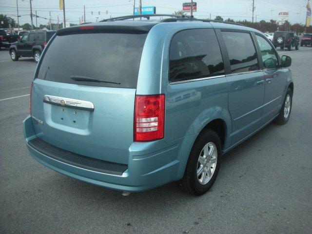 Chrysler Town and Country 2008 photo 3
