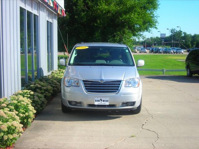 Chrysler Town and Country 2008 photo 1