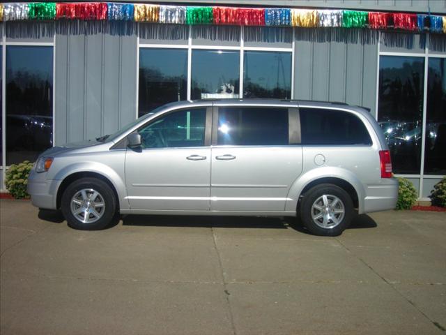Chrysler Town and Country 2008 photo 2
