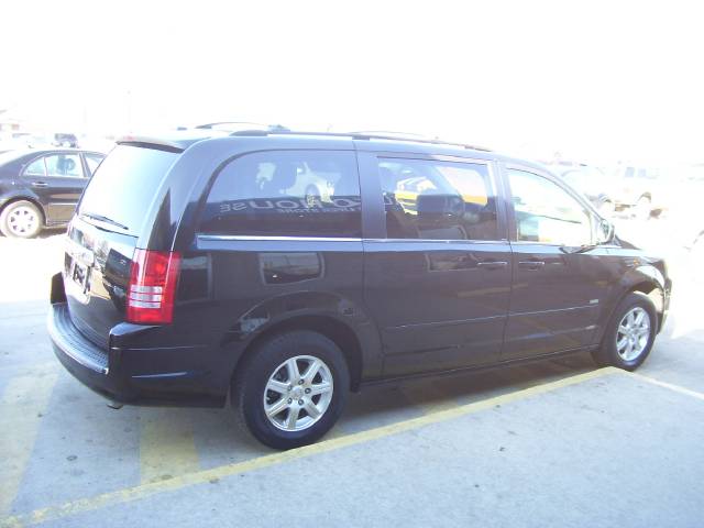 Chrysler Town and Country 2008 photo 2