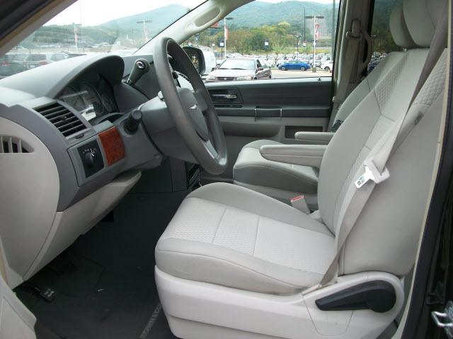 Chrysler Town and Country 2008 photo 2