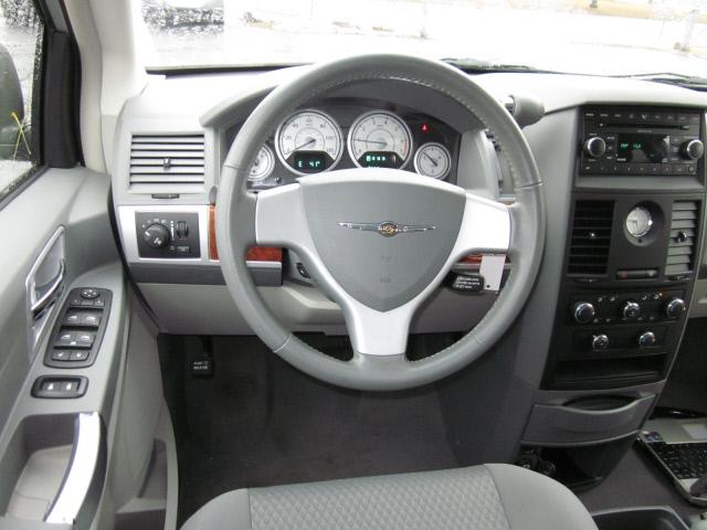 Chrysler Town and Country 2008 photo 1