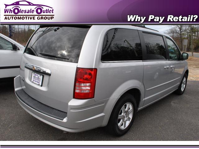 Chrysler Town and Country 2008 photo 1