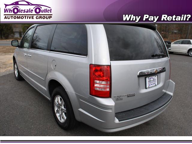 Chrysler Town and Country 2008 photo 2