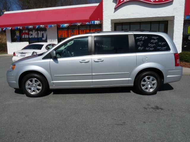 Chrysler Town and Country 2008 photo 1