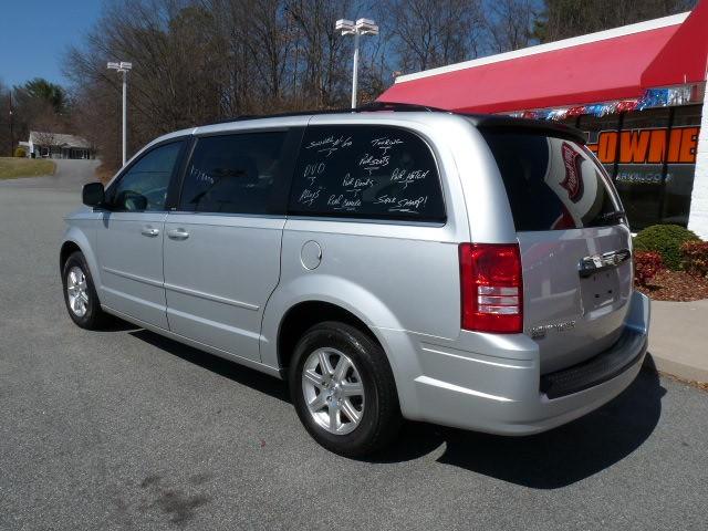 Chrysler Town and Country 2008 photo 2