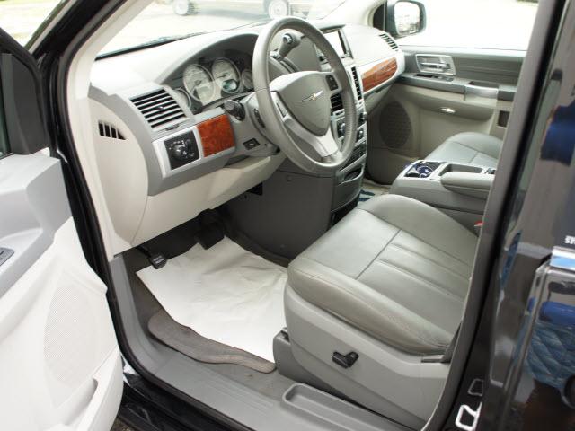 Chrysler Town and Country 2008 photo 2