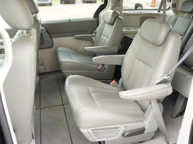 Chrysler Town and Country 2008 photo 3