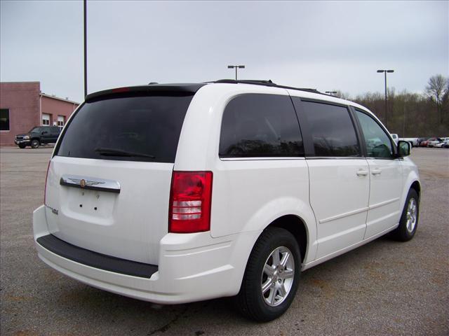 Chrysler Town and Country 2008 photo 2