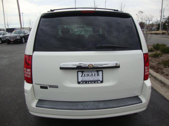 Chrysler Town and Country 2008 photo 5