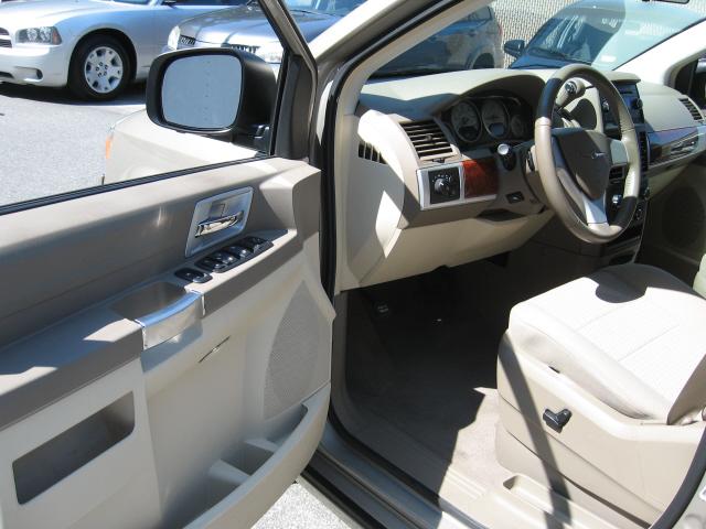 Chrysler Town and Country 2008 photo 2