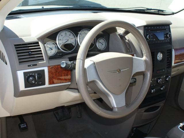 Chrysler Town and Country 2008 photo 2