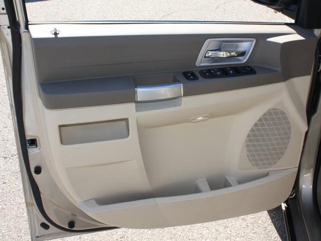 Chrysler Town and Country 2008 photo 3