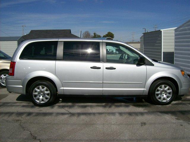 Chrysler Town and Country 2008 photo 2