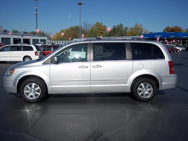 Chrysler Town and Country 2008 photo 2