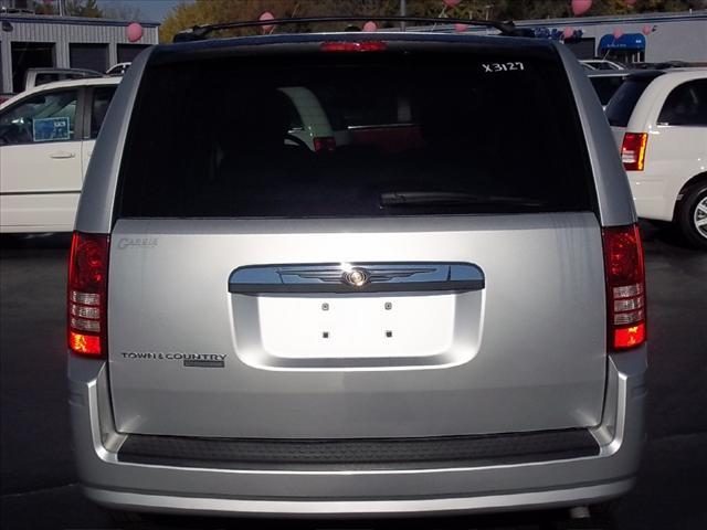 Chrysler Town and Country 2008 photo 3