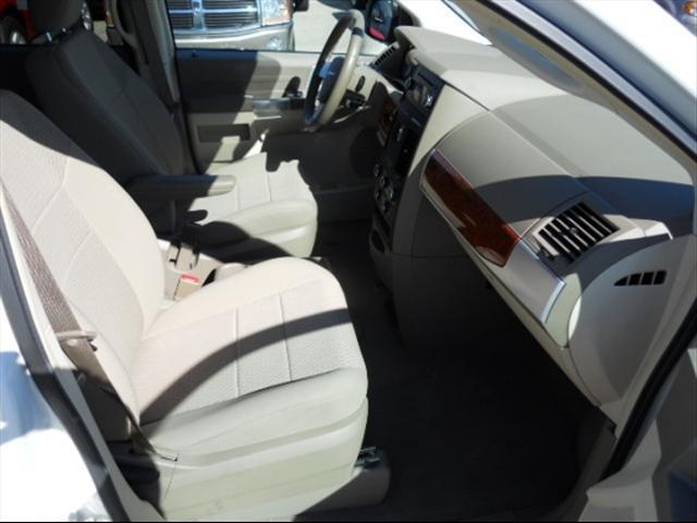 Chrysler Town and Country 2008 photo 1