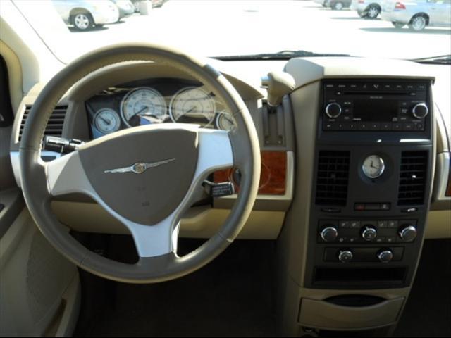 Chrysler Town and Country 2008 photo 5