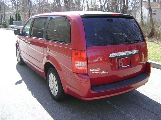 Chrysler Town and Country 2008 photo 2