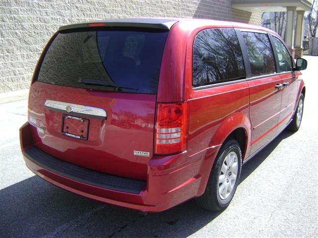 Chrysler Town and Country 2008 photo 3