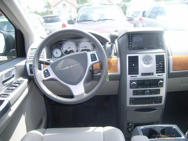 Chrysler Town and Country 2008 photo 2