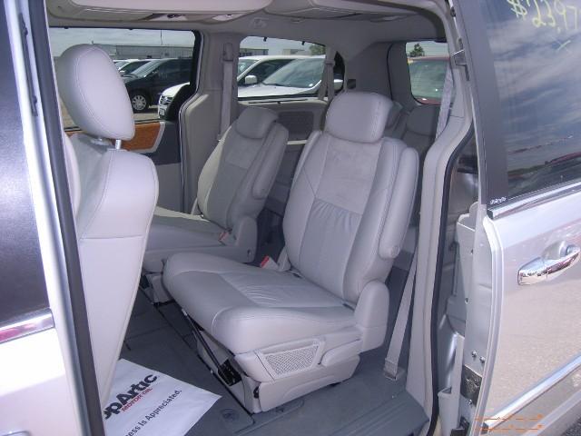 Chrysler Town and Country 2008 photo 3