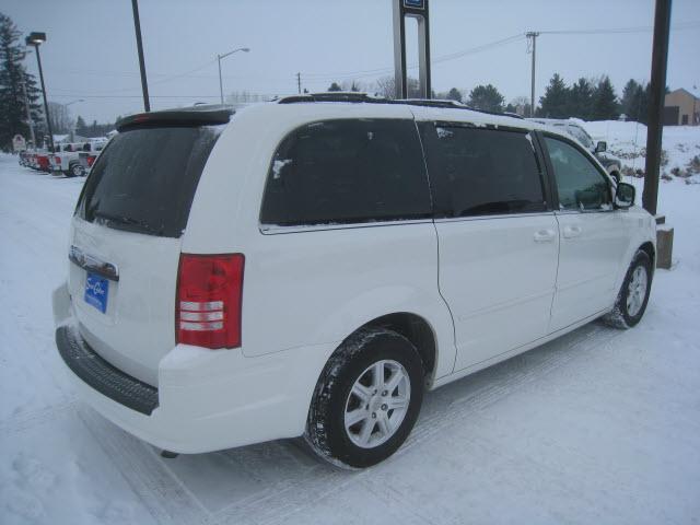 Chrysler Town and Country 2008 photo 2