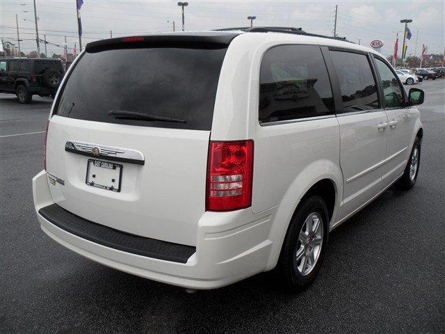 Chrysler Town and Country 2008 photo 3