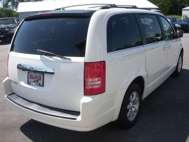 Chrysler Town and Country 2008 photo 3