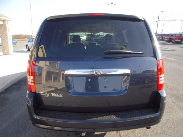 Chrysler Town and Country 2008 photo 2