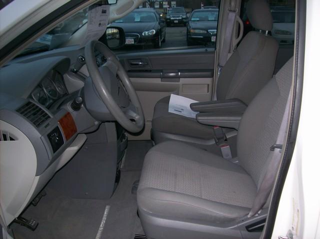 Chrysler Town and Country 2008 photo 2