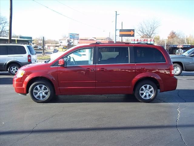 Chrysler Town and Country 2008 photo 2