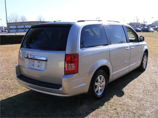 Chrysler Town and Country 2008 photo 2